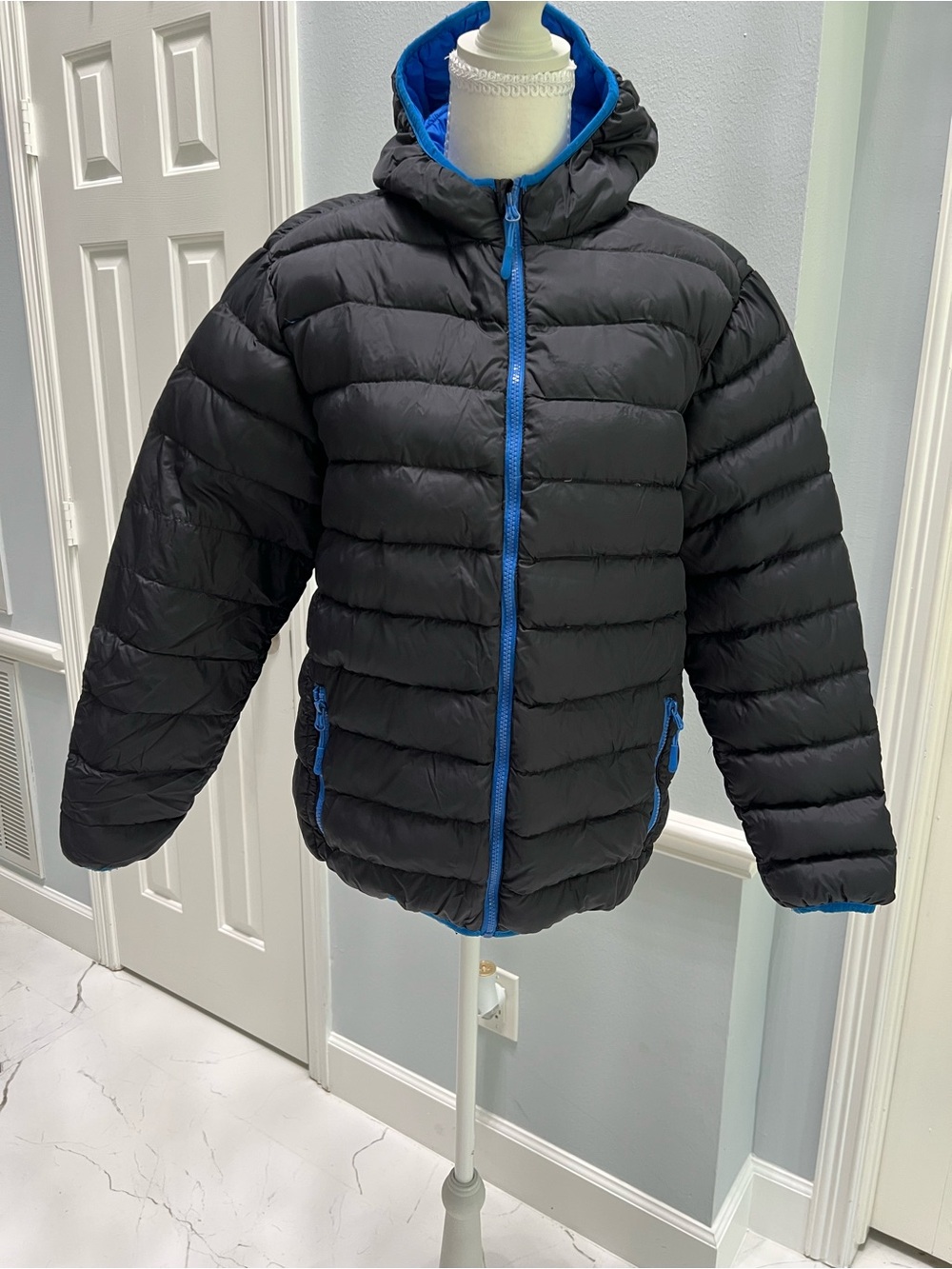 32 Degrees Heat black hooded puffer jacket with bright blue lining (L 14/16)